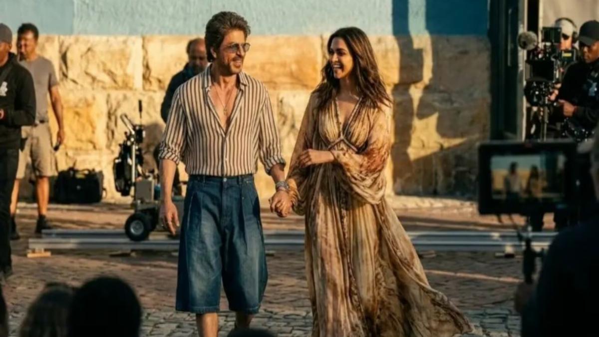 Shah Rukh Khan और Deepika Padukone की ‘King’ शूटिंग से वायरल तस्वीरें, प्रेग्नेंसी ग्लो ने खींचा ध्यान